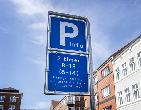 P-skilt fra beboerlicenszone i Esbjerg midtby med teksten: P info, 2 timer, 8-18 på hverdage, 8-14 lørdag, undtagen køretøjer med licens eller digital p-billet til zonen. 